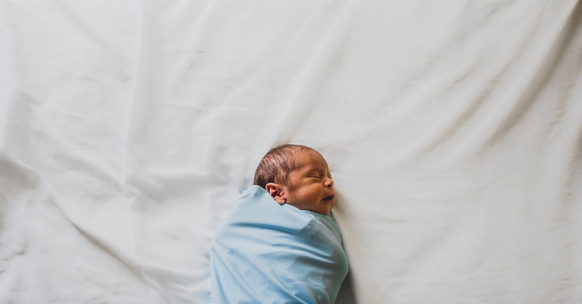 découvrez des conseils essentiels pour aider votre bébé à s'endormir paisiblement. explorez des astuces pour instaurer une routine de sommeil, des techniques apaisantes et des informations sur les cycles de sommeil des bébés.