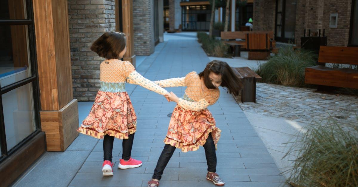 découvrez les plus beaux prénoms pour jumeaux avec notre sélection de noms jumelés. trouvez l'inspiration parfaite pour vos enfants avec des combinaisons harmonieuses et originales.