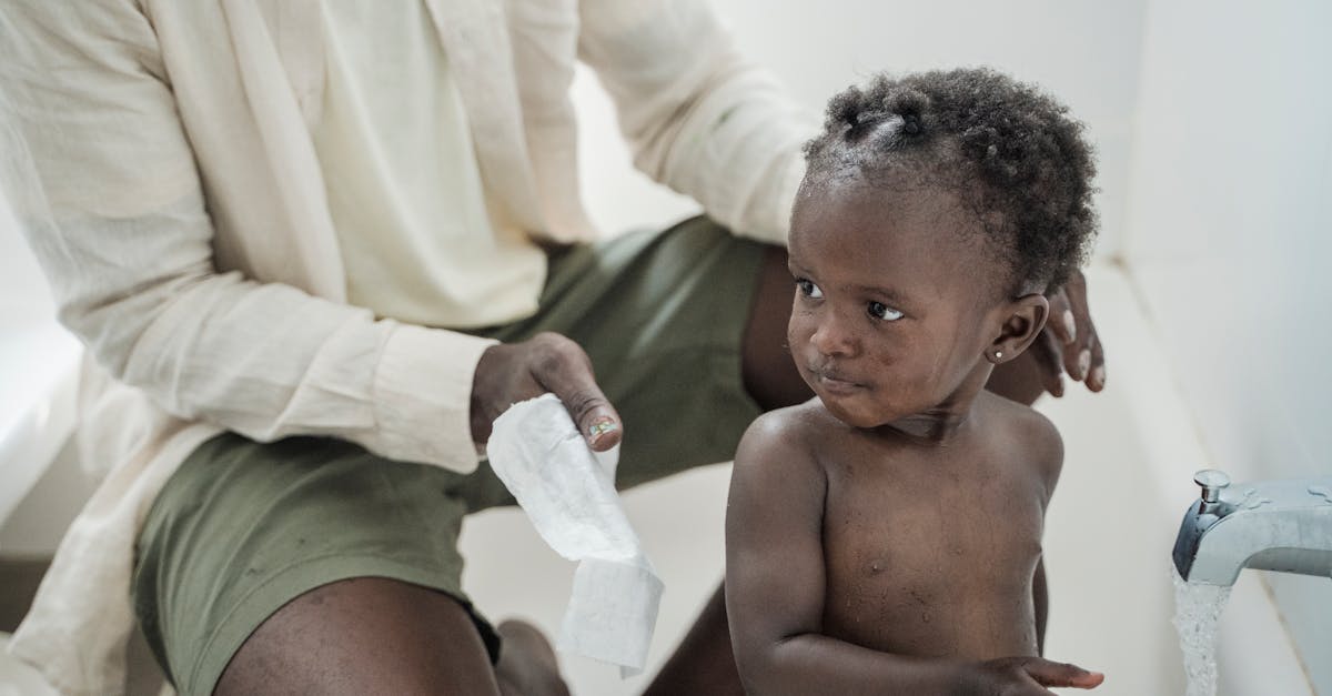 découvrez notre guide complet sur le bain pour bébé, avec des conseils pratiques, des astuces de sécurité et des produits essentiels pour offrir à votre tout-petit un moment de détente et de plaisir dans l'eau.