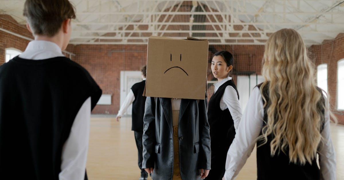 découvrez les comportements manipulateurs : comment les identifier, les comprendre et y faire face. apprenez à naviguer dans les relations interpersonnelles en reconnaissant les signaux de manipulations et en renforçant votre assertivité.