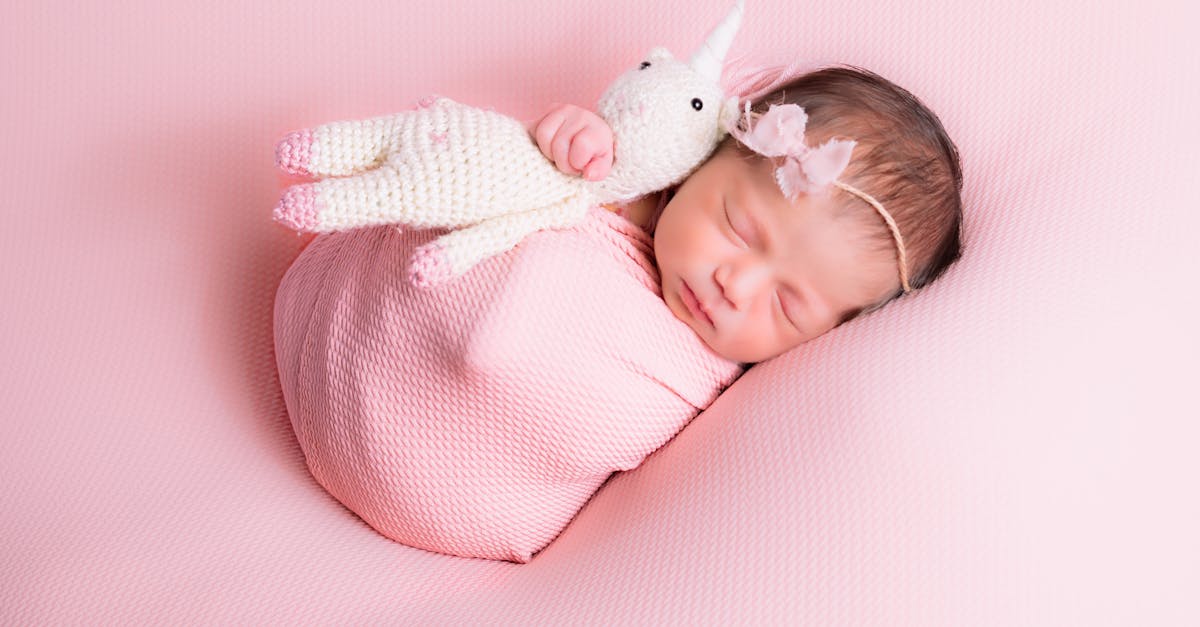 découvrez les bienfaits du swaddling pour apaiser et sécuriser votre bébé. apprenez les techniques de couchage en toute sécurité et comment bien envelopper votre nourrisson pour favoriser son sommeil et son développement.