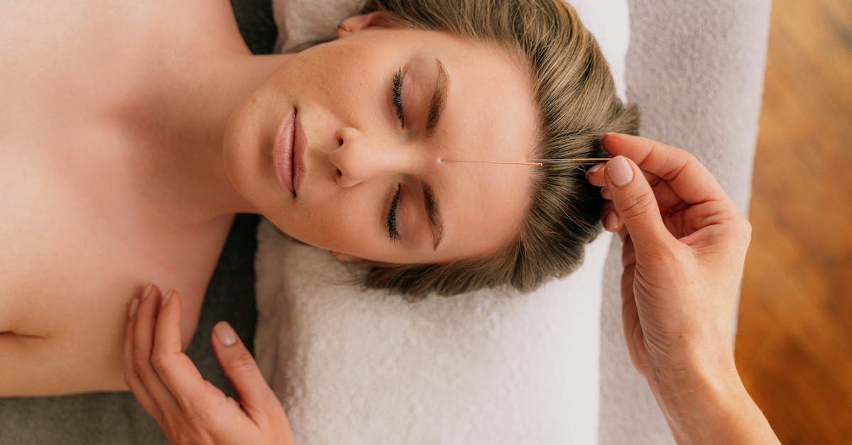 découvrez l'acupuncture, une pratique ancestrale de la médecine traditionnelle chinoise qui utilise des aiguilles pour stimuler des points spécifiques du corps. apprenez comment cette thérapie alternative peut soulager la douleur, réduire le stress et améliorer votre bien-être général. explorez les bienfaits de l'acupuncture pour une vie équilibrée et saine.