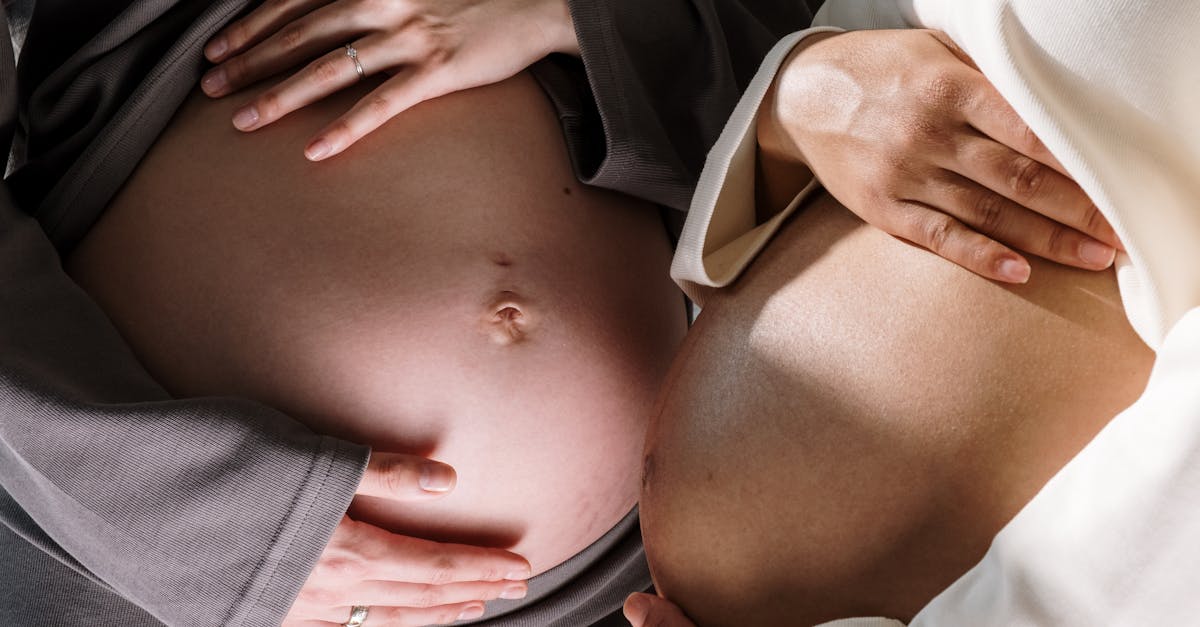 découvrez les inconforts de la grossesse : des nausées aux douleurs lombaires, apprenez à gérer ces défis communs et profitez d'une grossesse plus sereine grâce à nos conseils pratiques.