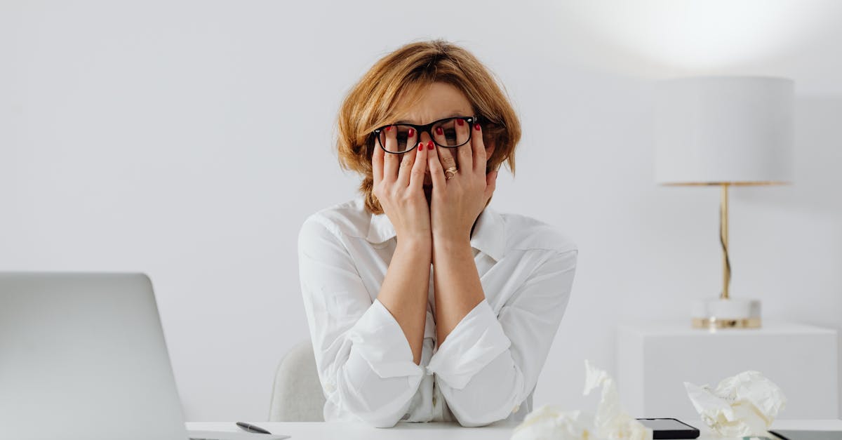 découvrez le phénomène du nail-biting, une habitude fréquente qui peut révéler des émotions sous-jacentes. explorez les causes, les effets et les méthodes efficaces pour surmonter ce comportement anxiogène au quotidien.