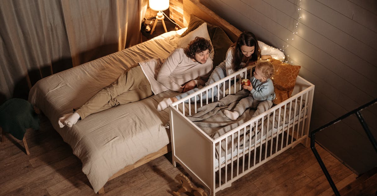 découvrez les bienfaits du co-sleeping, une pratique qui permet aux parents et aux bébés de partager le même lit pour favoriser le lien et le sommeil paisible. apprenez les meilleures pratiques pour assurer la sécurité et le confort de toute la famille.