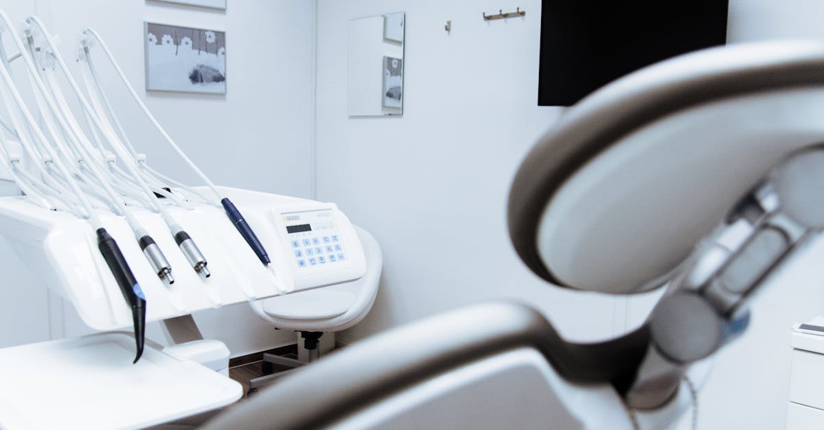découvrez nos conseils et astuces pour un soin dentaire optimal, incluant des techniques de brossage, des recommandations de produits et l'importance des visites régulières chez le dentiste pour une bouche saine.