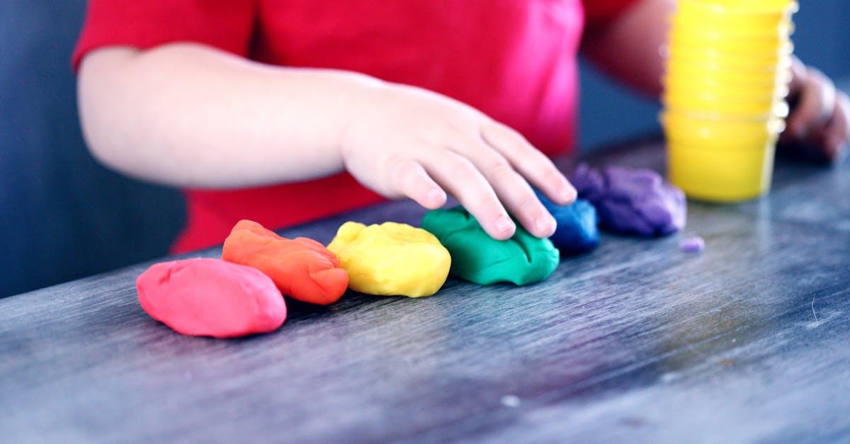 découvrez notre pâte à modeler comestible, idéale pour les petits artistes en herbe ! fabriquée à partir d'ingrédients naturels et sûrs, elle offre une expérience ludique tout en éveillant les papilles. parfaite pour des heures de créativité et de plaisir en famille !
