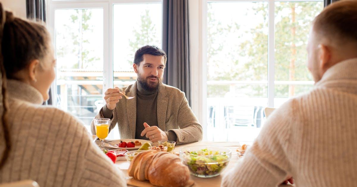 profitez d'un délicieux brunch en famille, où chaque moment est partagé autour de plats savoureux et d'une ambiance chaleureuse. découvrez des recettes gourmandes et des astuces pour créer une expérience inoubliable avec vos proches.