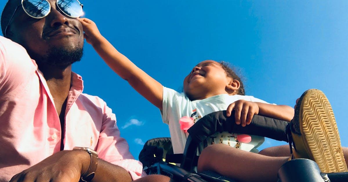 découvrez l'importance des pères dans la vie de famille, leur rôle essentiel et les liens affectifs qu'ils tissent avec leurs enfants. plongez dans des conseils et des histoires inspirantes qui célèbrent la paternité.