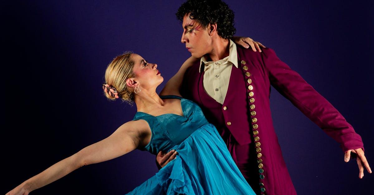 découvrez notre collection de costumes pour couples, alliant élégance et complicité. idéaux pour vos événements spéciaux, ces tenues assorties vous permettront de briller ensemble. trouvez le look parfait pour vous et votre partenaire !