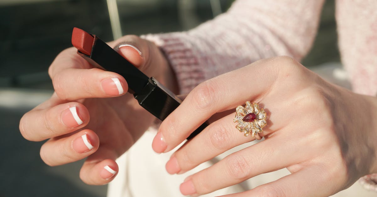 découvrez le monde fascinant du nail-biting : des astuces pour comprendre et surmonter cette habitude, ainsi que des conseils pour prendre soin de vos ongles. apprenez à gérer le stress et à trouver des alternatives saines.