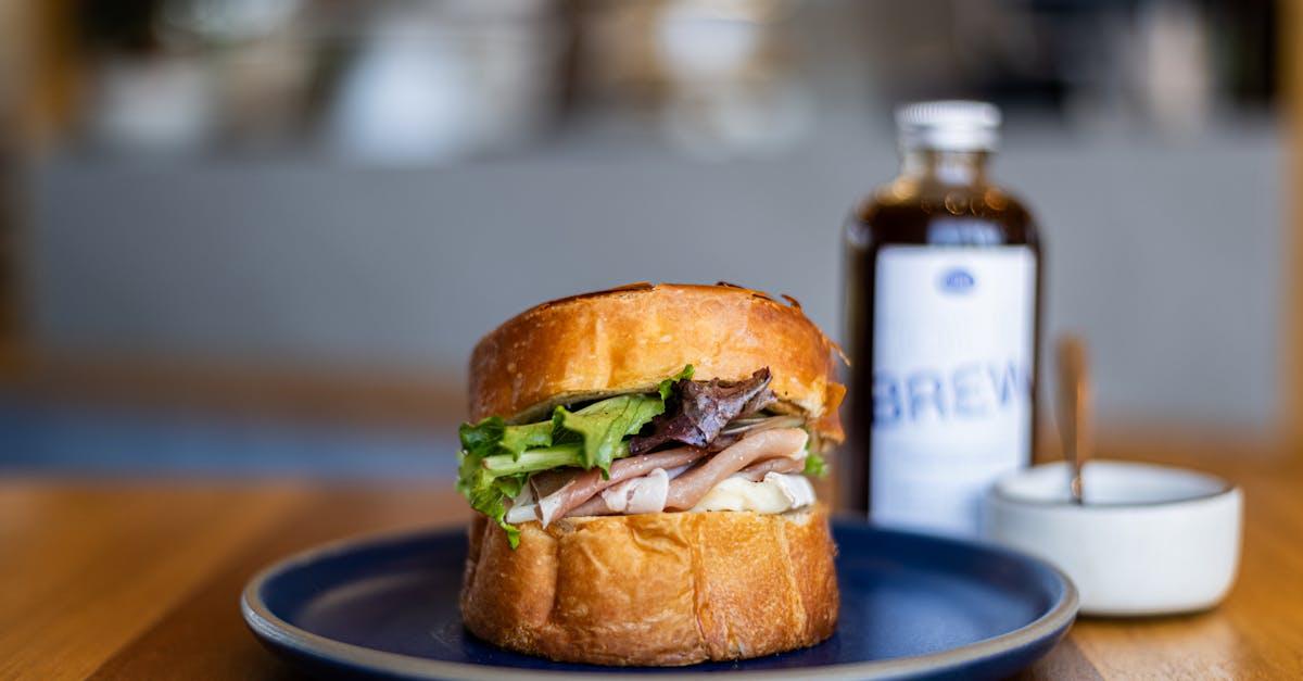 découvrez des recettes de sandwichs au fromage savoureuses et variées, parfaites pour tous les amateurs de fromage. que vous préfériez un sandwich classique grillé, un panini gourmet ou une version végétarienne, nos recettes faciles à réaliser raviront vos papilles. idéal pour un déjeuner rapide ou un repas convivial, explorez nos idées pour personnaliser votre sandwich au fromage selon vos envies!