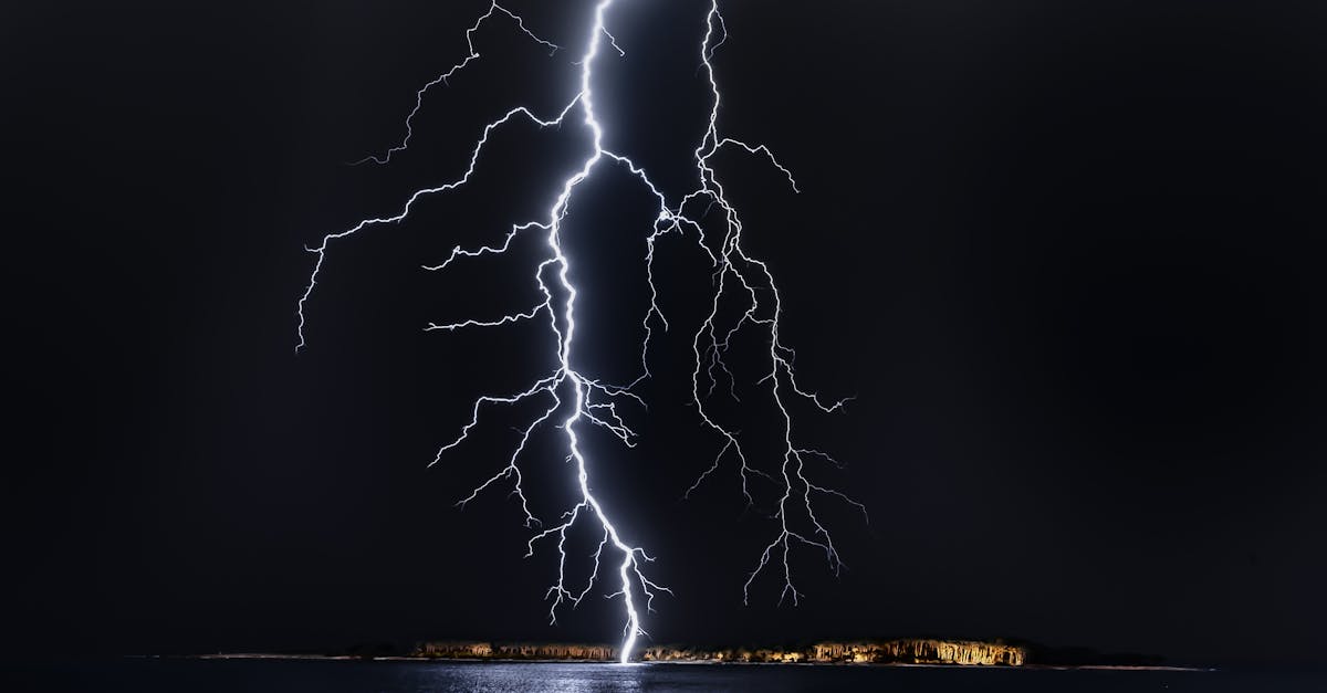 découvrez comment une simple discussion peut se transformer en un véritable orage dans une tasse, illustrant les enjeux de la communication et des malentendus dans notre quotidien.