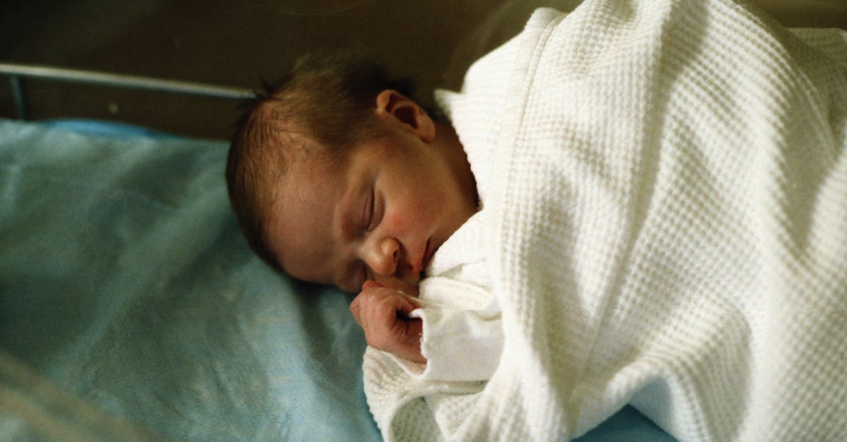 découvrez l'art du swaddling, une technique ancestrale qui apaise votre nouveau-né en imitant la sécurité du ventre maternel. apprenez les bienfaits du portage et les astuces pour bien envelopper votre bébé afin de favoriser son sommeil et son confort.