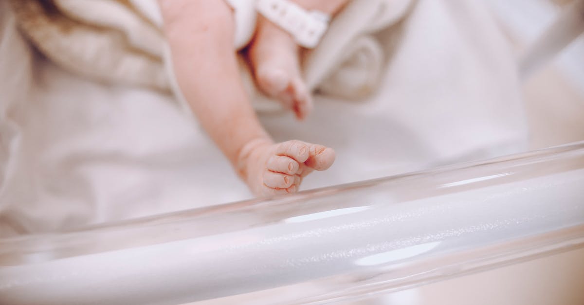 découvrez l'art du swaddling, une technique traditionnelle de soin des nouveau-nés. apprenez les bienfaits du serrage doux pour apaiser votre bébé, favoriser son sommeil et renforcer le lien parent-enfant.