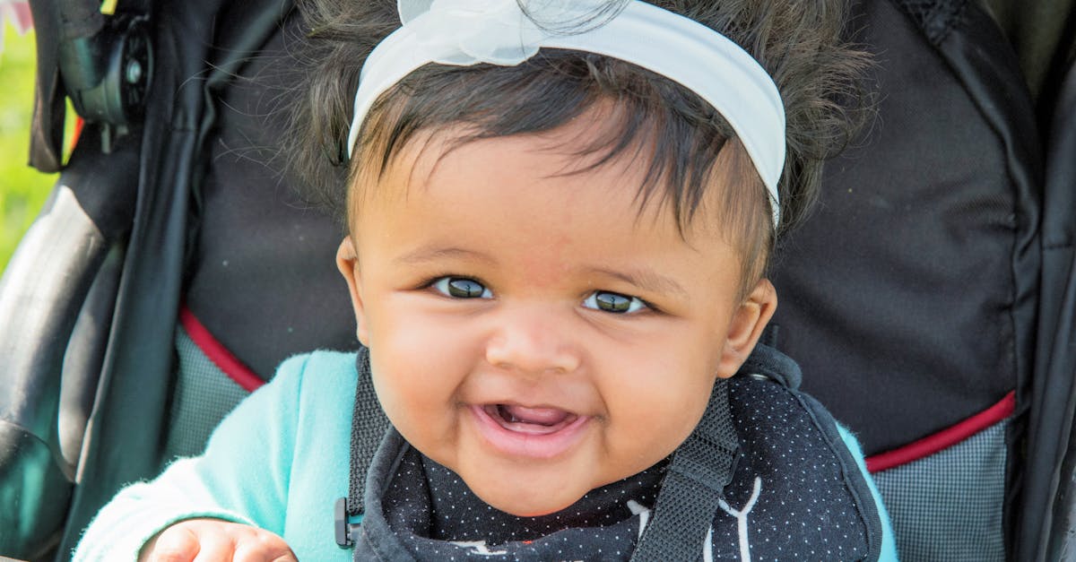 découvrez tout ce que vous devez savoir sur la dentition des bébés : symptômes, conseils pratiques et solutions pour apaiser les douleurs liées à l'apparition des dents. préparez-vous à traverser cette étape cruciale avec sérénité.