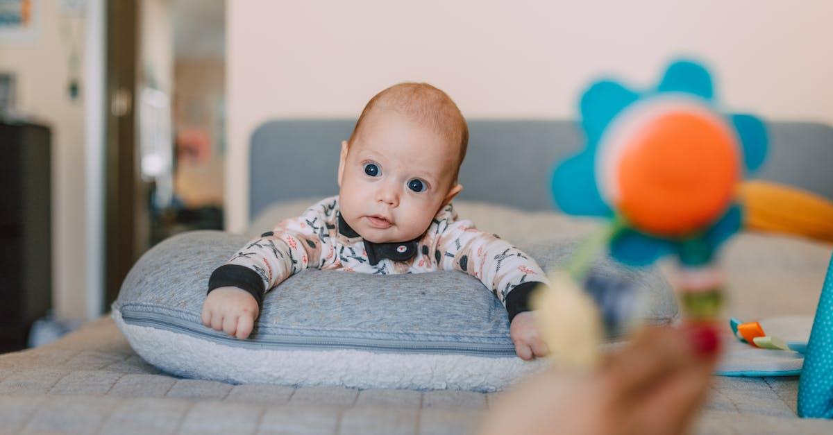 découvrez l'importance du tummy time pour le développement de votre bébé. apprenez des conseils pratiques pour encourager votre enfant à passer du temps sur le ventre, favoriser ses compétences motrices et renforcer ses muscles tout en s'amusant.