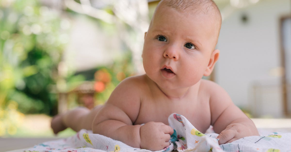 découvrez l'importance du tummy time pour le développement de votre bébé. apprenez des conseils pratiques pour encourager votre petit à passer du temps sur le ventre, renforcer ses muscles et favoriser sa motricité. offrez-lui une expérience d'éveil enrichissante et amusante.