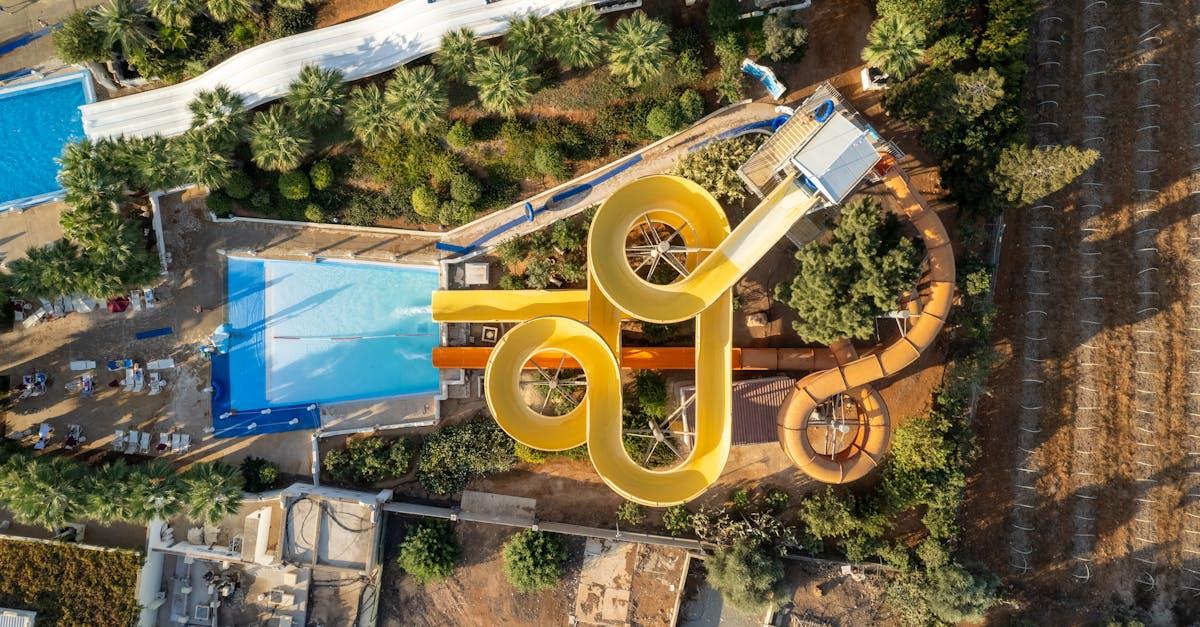 découvrez l'excitation des toboggans aquatiques ! que vous soyez en famille ou entre amis, vivez des moments inoubliables dans nos parcs aquatiques avec des toboggans de toutes tailles et formes pour les amateurs de sensations fortes.