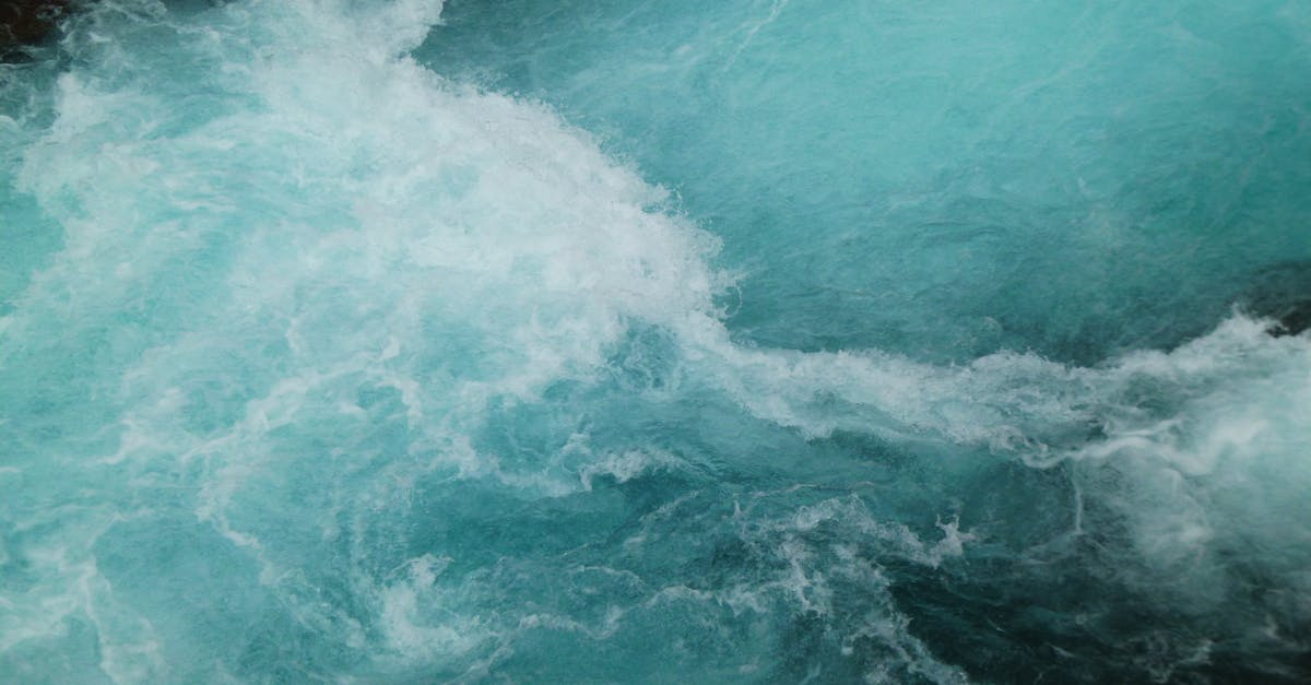 découvrez le rôle essentiel du liquide amniotique pendant la grossesse, son importance pour le développement du fœtus, ainsi que les conditions et problèmes associés à sa quantité et sa qualité.