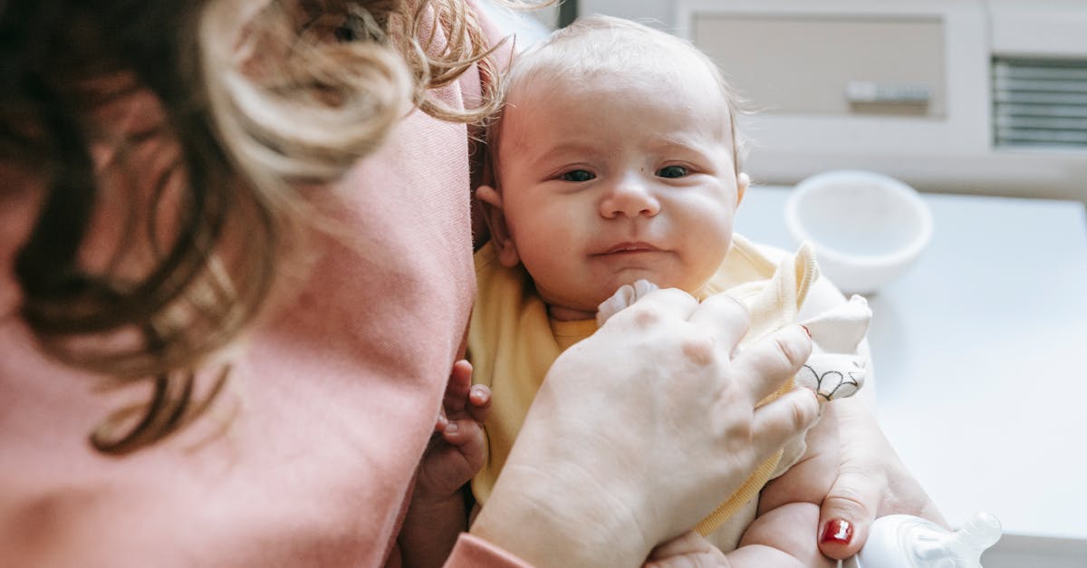 découvrez comment la consommation de lait et de boissons sucrées dans le biberon peut entraîner des caries dentaires chez les bébés. informez-vous sur les conseils pour prévenir les dommages dentaires et assurer une santé bucco-dentaire optimale pour votre enfant.
