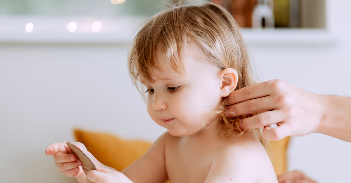 découvrez des conseils et des astuces pour prendre soin des cheveux délicats des bébés. des produits doux et efficaces pour assurer une hygiène capillaire adaptée à la peau sensible des tout-petits.