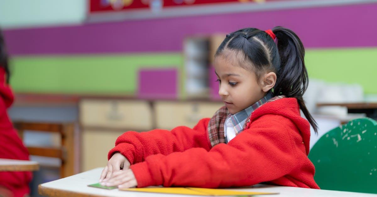 découvrez les étapes essentielles du développement de l'enfant, des premières années cruciales aux compétences sociales et émotionnelles, et apprenez comment soutenir leur croissance à chaque étape.