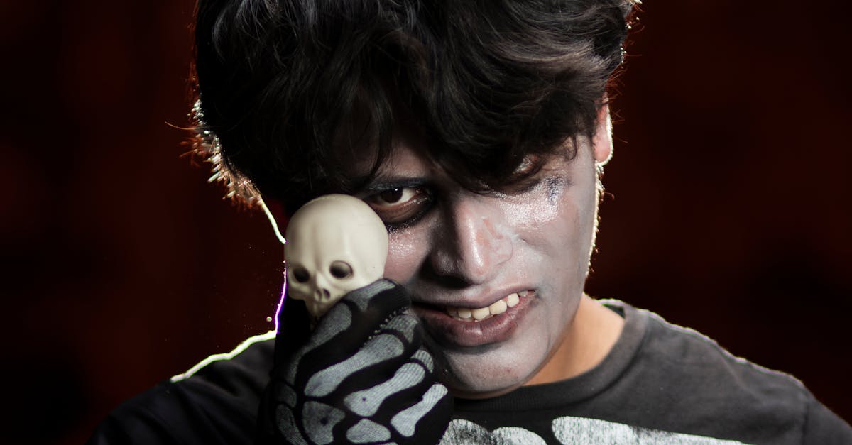 découvrez nos astuces et inspirations pour un maquillage d'halloween qui impressionnera à coup sûr ! transformez-vous grâce à des tutoriels faciles, des idées créatives et des produits tendance pour un look terrifiant ou fascinant.