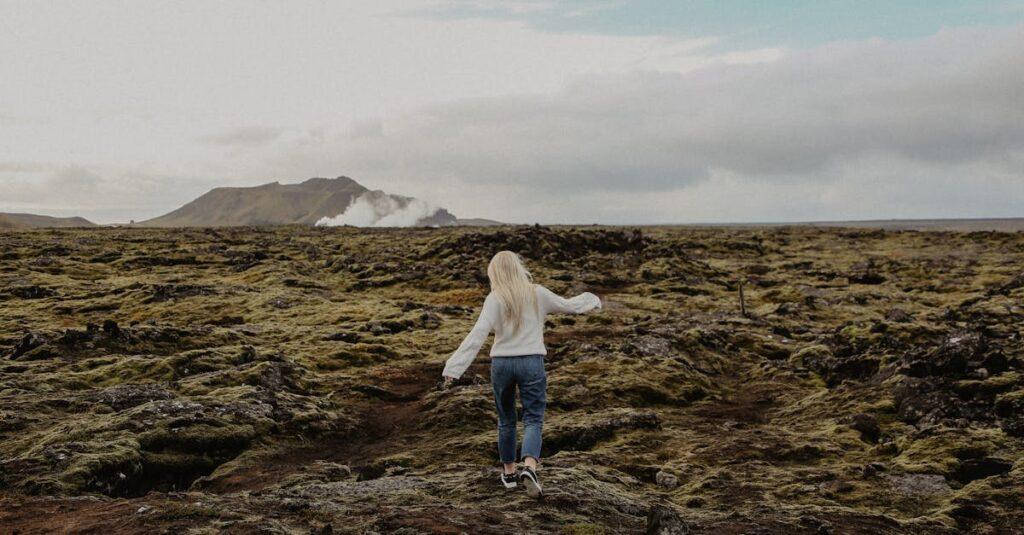 découvrez la beauté sauvage de l'islande, terre de glaciers majestueux, de volcans fascinants et de paysages époustouflants. explorez les geysers, les cascades et les aurores boréales qui font de cette île nordique une destination unique pour les amoureux de la nature et les aventuriers.