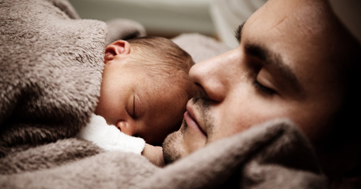 découvrez les causes et les solutions pour soulager la constipation infantile. apprenez des conseils pratiques pour améliorer le confort de votre bébé et favoriser un meilleur transit intestinal.