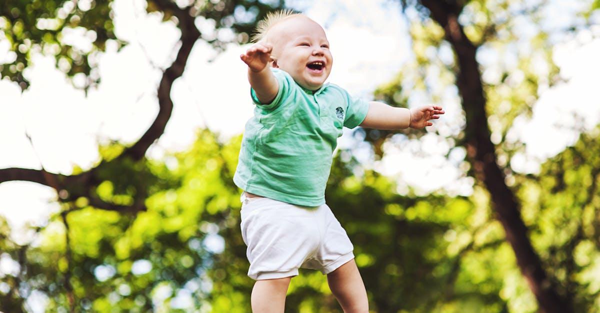 découvrez comment gérer la défiance chez les tout-petits avec des conseils pratiques, des stratégies efficaces et des astuces pour encourager un comportement positif tout en respectant le développement émotionnel de votre enfant.