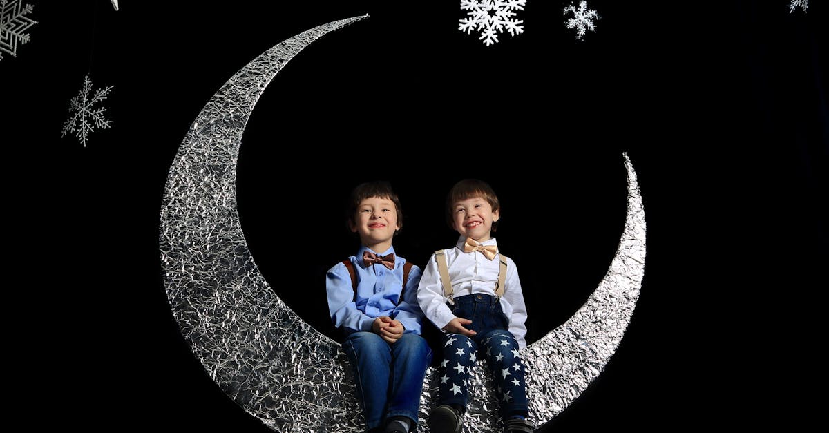 découvrez l'univers fascinant des jumeaux : des liens uniques, des défis partagés et des moments de complicité inoubliables. plongez dans leur enfance, leurs expériences et leur dynamique relationnelle.