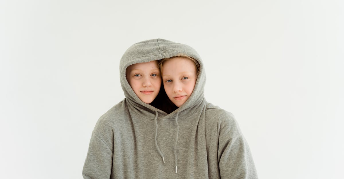 découvrez le fascinant monde des jumeaux : leur lien unique, les mystères de la génétique et les expériences partagées qui les unissent. plongez dans l'univers des twins et explorez leur impact sur la science, la culture et les relations humaines.