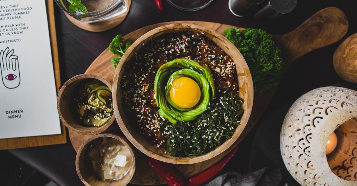 découvrez notre menu de noël vegan, rempli de délices festifs et savoureux. offrez à vos convives une expérience culinaire inoubliable avec des plats élégants et savoureux, 100% végétaliens.
