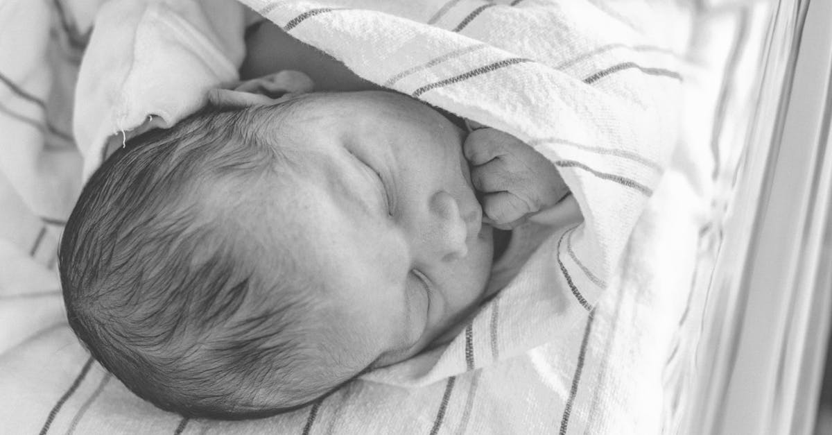 découvrez les bienfaits du swaddling pour apaiser et sécuriser votre bébé. apprenez les techniques de l'emmaillotage pour favoriser un sommeil paisible et un développement harmonieux.