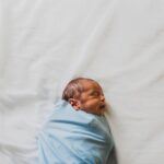 découvrez l'art du swaddling, une méthode apaisante pour envelopper votre bébé avec douceur et sécurité. apprenez les bienfaits du portage en lange et comment cela peut favoriser le sommeil de votre enfant. une technique essentielle pour les nouveaux parents !