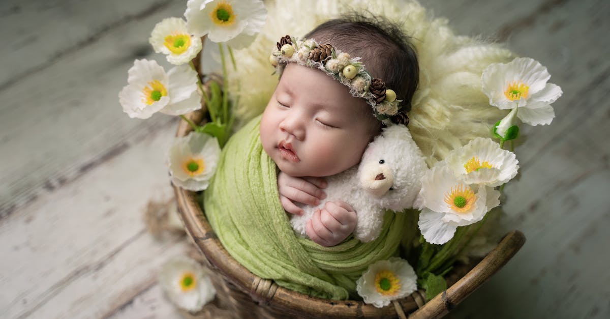 découvrez les bienfaits du swaddling pour apaiser et réconforter votre nouveau-né. apprenez comment bien emmailloter votre bébé pour favoriser un sommeil paisible et sécurisant dès les premières semaines de vie.