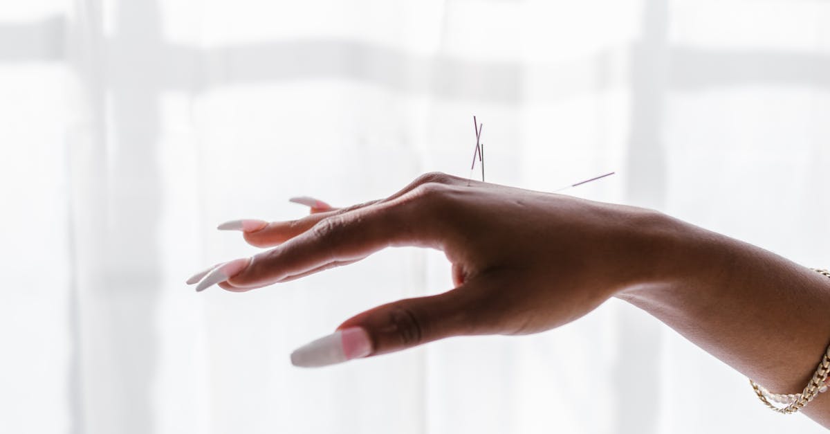 découvrez les bienfaits de l'acupuncture, une pratique millénaire chinoise qui préconise l'utilisation de fines aiguilles pour soulager la douleur, équilibrer l'énergie et améliorer le bien-être général. plongez dans l'univers de cette thérapie alternative et apprenez comment elle peut transformer votre santé.