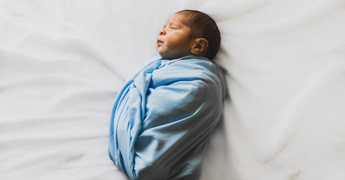 découvrez des conseils pratiques et des astuces pour améliorer le sommeil de votre bébé. apprenez des techniques apaisantes pour favoriser un sommeil réparateur et créer une routine sereine pour votre tout-petit.