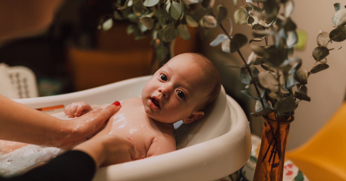 découvrez l'univers apaisant des bains pour bébés avec nos conseils et produits incontournables. offrez à votre petit une expérience de bain relaxante et sûre, tout en explorant des astuces pour profiter pleinement de ce moment précieux.