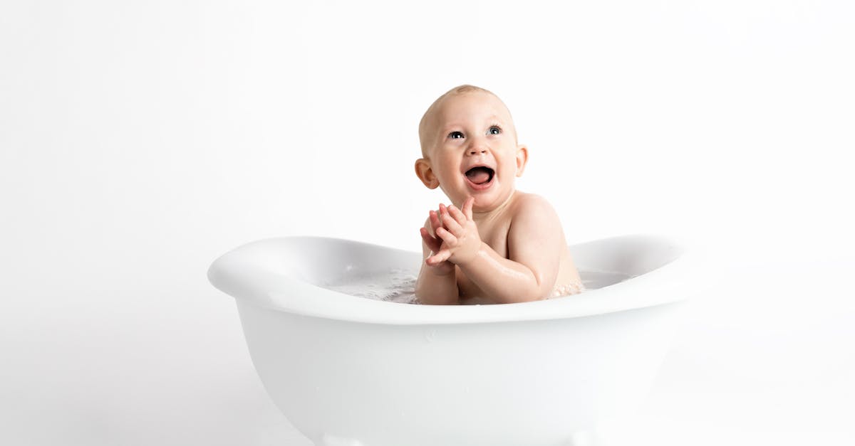 découvrez notre sélection de produits de bain pour bébé, conçus pour offrir une expérience de bain douce et sécurisée. des savons hypoallergéniques aux accessoires amusants, tout pour le bien-être de votre petit trésor.