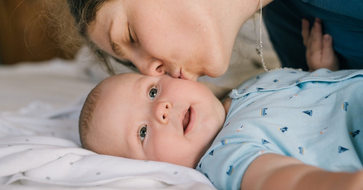découvrez les causes et solutions pour la perte de cheveux chez les bébés. informez-vous sur les conseils de soins parentaux pour favoriser la santé capillaire de votre tout-petit.
