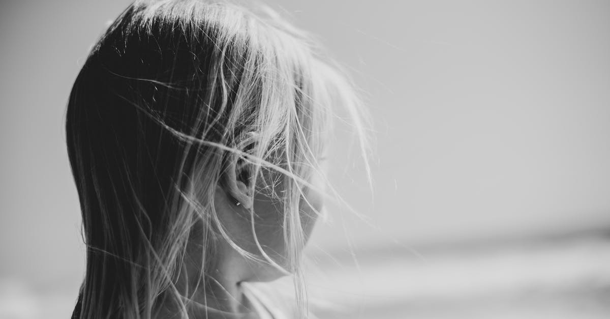 découvrez les causes et solutions pour la perte de cheveux chez les bébés. informez-vous sur ce phénomène courant et rassurez-vous avec nos conseils d'experts pour assurer une croissance saine des cheveux de votre tout-petit.