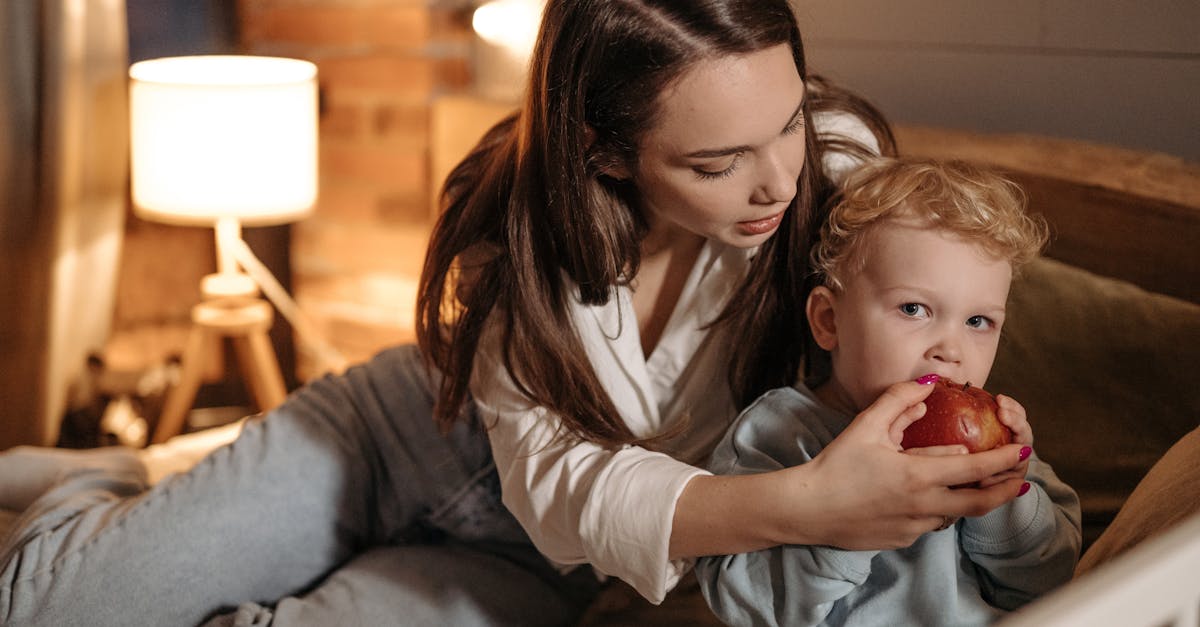 découvrez nos conseils et astuces pour prendre soin des ongles de votre bébé. apprenez les meilleures techniques de coupe et d'entretien pour assurer la santé et le bien-être de ses petites mains.