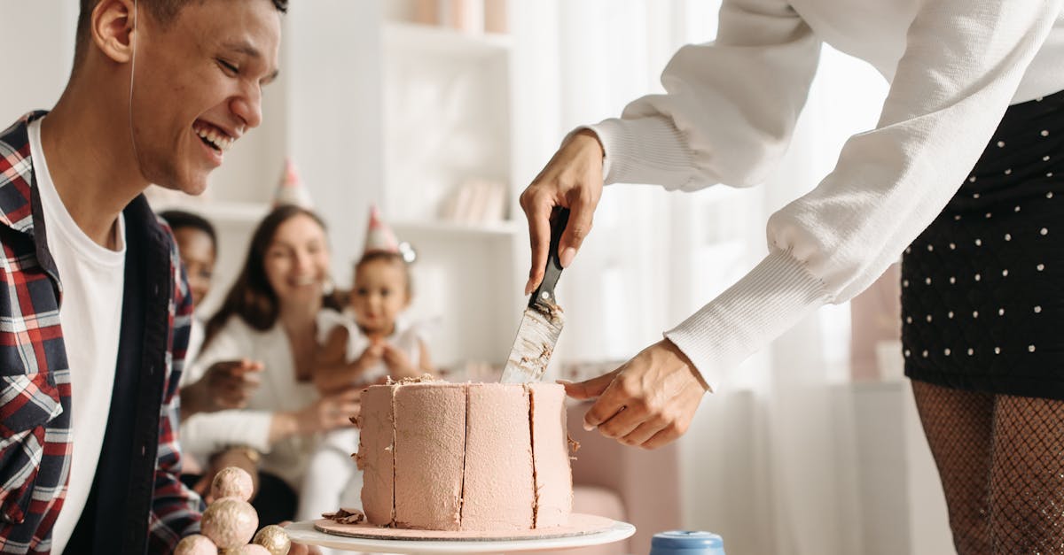 découvrez comment couper les ongles de votre bébé en toute sécurité et en douceur. des conseils pratiques et des astuces pour rendre cette routine facile et sans stress. assurez-vous que les petits doigts de votre enfant restent jolis et en bonne santé.