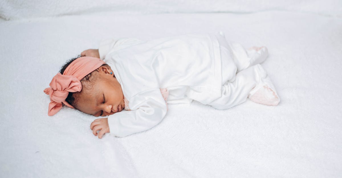 découvrez les causes, les symptômes et les traitements des éruptions cutanées chez les bébés. apprenez comment apaiser la peau délicate de votre enfant et éviter les irritations fréquentes.