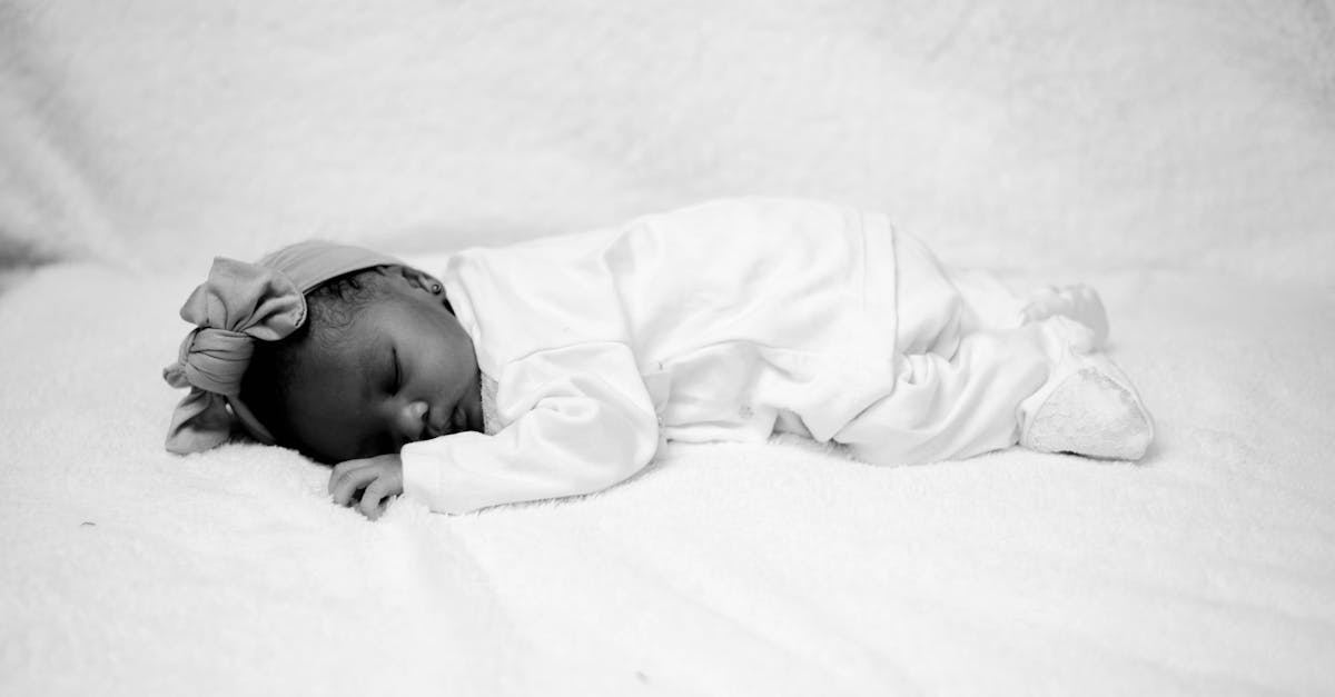 découvrez les causes et solutions au refus alimentaire chez les bébés. apprenez comment aborder cette situation délicate avec des conseils pratiques pour garantir une nutrition adéquate à votre enfant.