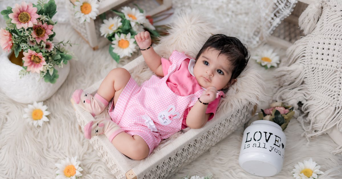 découvrez le monde fascinant des sens de votre bébé ! explorez comment le développement sensoriel impacte la créativité, l'apprentissage et les émotions durant les premières années de vie. apprenez des conseils pratiques pour stimuler chaque sens tout en partageant des moments précieux avec votre petit.