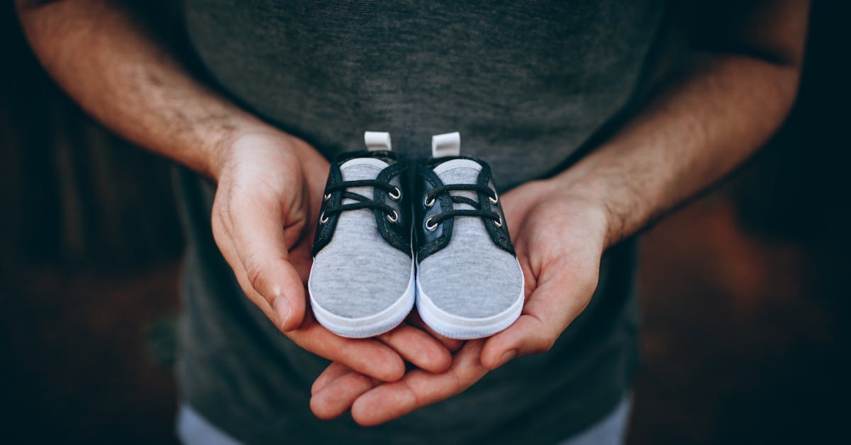 découvrez notre collection de chaussures pour bébés, alliant confort et style. idéales pour les premiers pas, nos modèles sont confectionnés avec des matériaux doux et durables pour protéger les petits pieds. faites le choix parfait pour le bien-être de votre enfant.