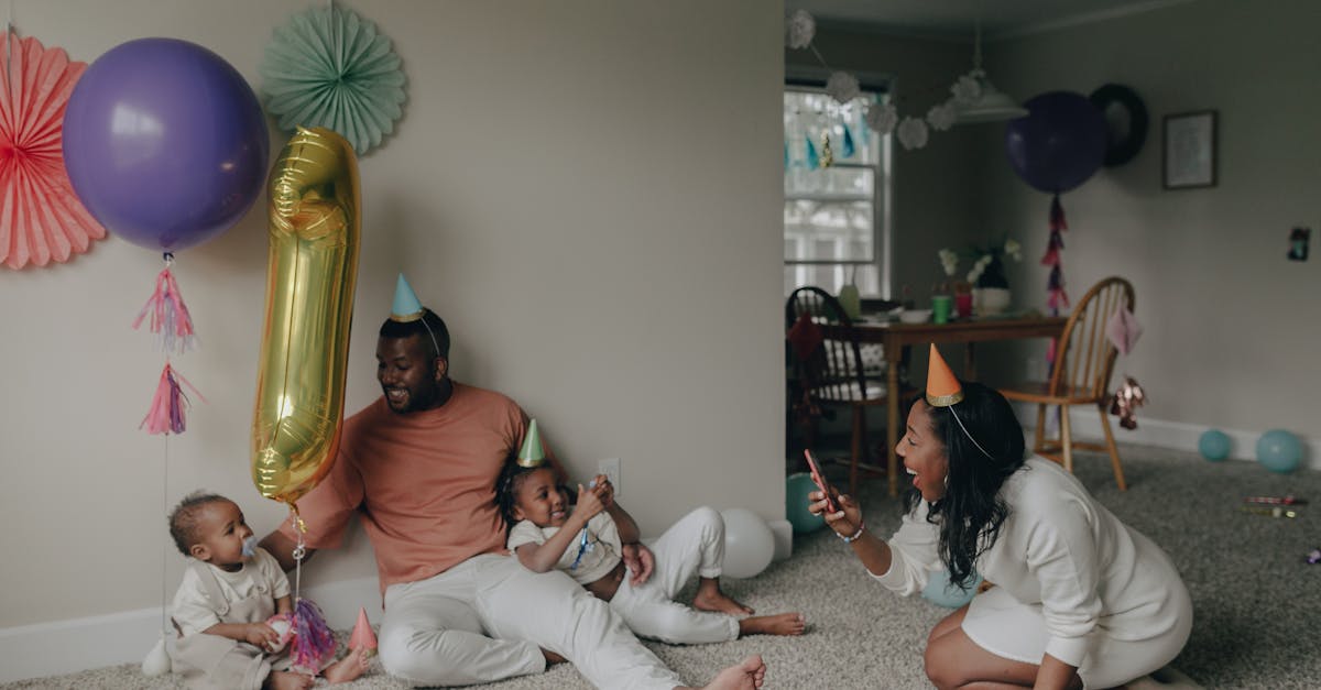 découvrez la beauté des sourires de bébés ! plongez dans un univers rempli de tendresse et d'innocence, où chaque sourire illumine votre journée. partagez des moments précieux et laissez-vous envoûter par la joie pure des sourires d'enfants.